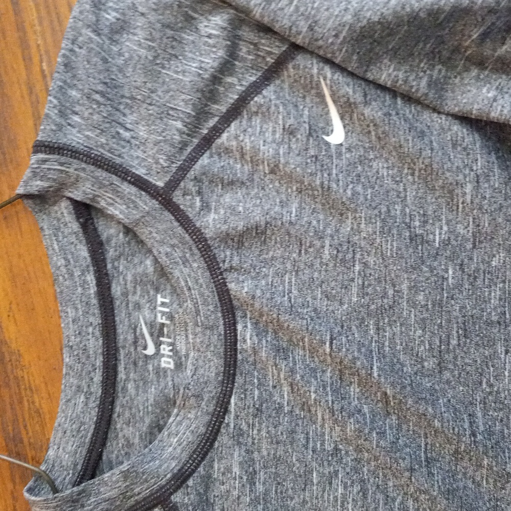 NIKE M DRI-FIT Long Sleeve T-SHIRT in Grey